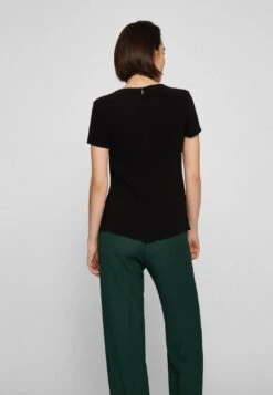 Boss Black WEICH FALLENDES KREPP-TOP 10462032 11 Boss Black WEICH FALLENDES KREPP-TOP 10462032 -Woehrl Populaire Boutique 50291057 001 360 ZA B2C SHO 05 valid until 2025117