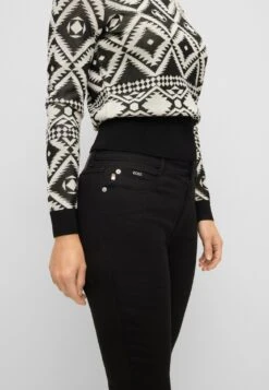 Boss SLIM-FIT JEANS SLIM CROP 4.0 AUS STAY BLACK-SUPER-STRETCH-DENIM 10664246 29 Boss SLIM-FIT JEANS SLIM CROP 4.0 AUS STAY BLACK-SUPER-STRETCH-DENIM 10664246 -Woehrl Populaire Boutique 50480816 005 340 ZA B2C SHO 01 valid until 2024610