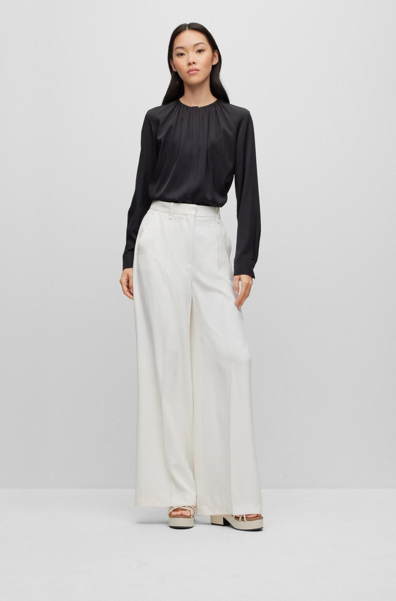 Boss Bluse Aus Elastischem Crêpe De Chine Mit Gerafftem Ausschnitt 10681026 2 Boss Bluse Aus Elastischem Crêpe De Chine Mit Gerafftem Ausschnitt 10681026 – Bild 2