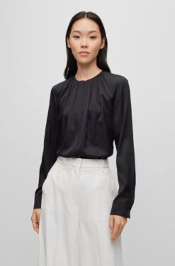 Boss Bluse Aus Elastischem Crêpe De Chine Mit Gerafftem Ausschnitt 10681026 5 Boss Bluse Aus Elastischem Crêpe De Chine Mit Gerafftem Ausschnitt 10681026 -Woehrl Populaire Boutique BOSS Womensw NOS 001 50490058 3