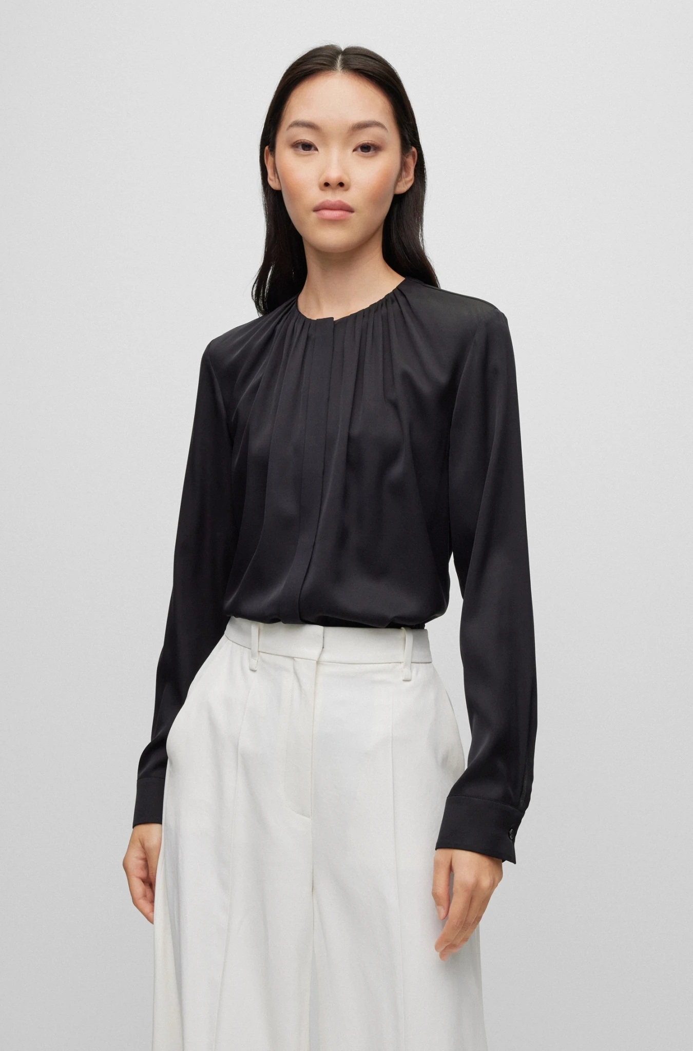 Boss Bluse Aus Elastischem Crêpe De Chine Mit Gerafftem Ausschnitt 10681026 3 Boss Bluse Aus Elastischem Crêpe De Chine Mit Gerafftem Ausschnitt 10681026 – Bild 3