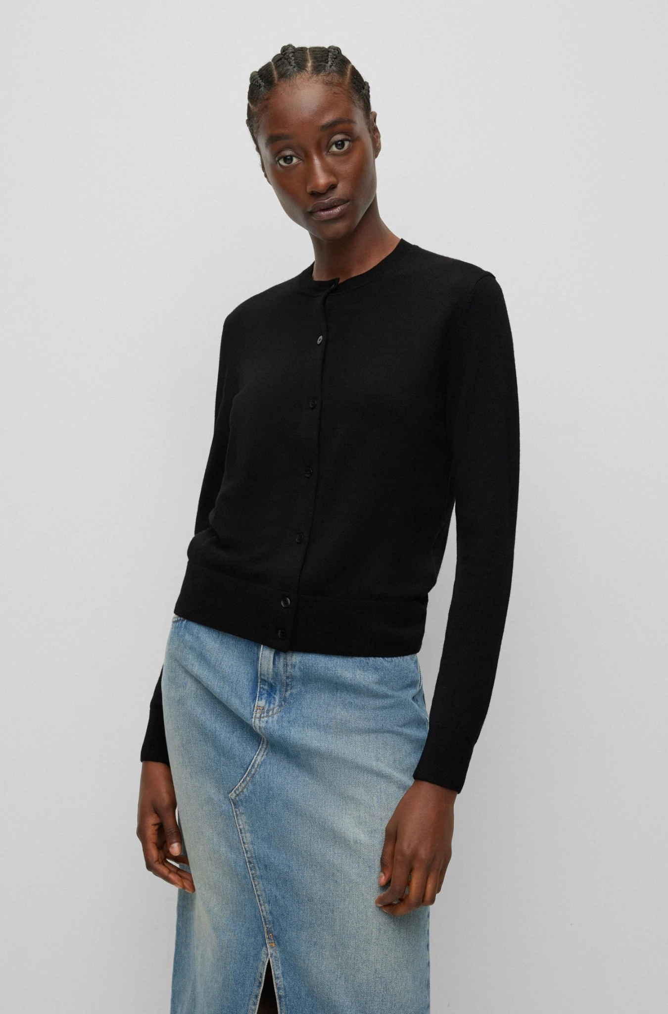 Boss CARDIGAN Fadenasis AUS SCHURWOLLE MIT RUNDHALSAUSSCHNITT UND KNOPFLEISTE 10663774 3 Boss CARDIGAN Fadenasis AUS SCHURWOLLE MIT RUNDHALSAUSSCHNITT UND KNOPFLEISTE 10663774 – Bild 3