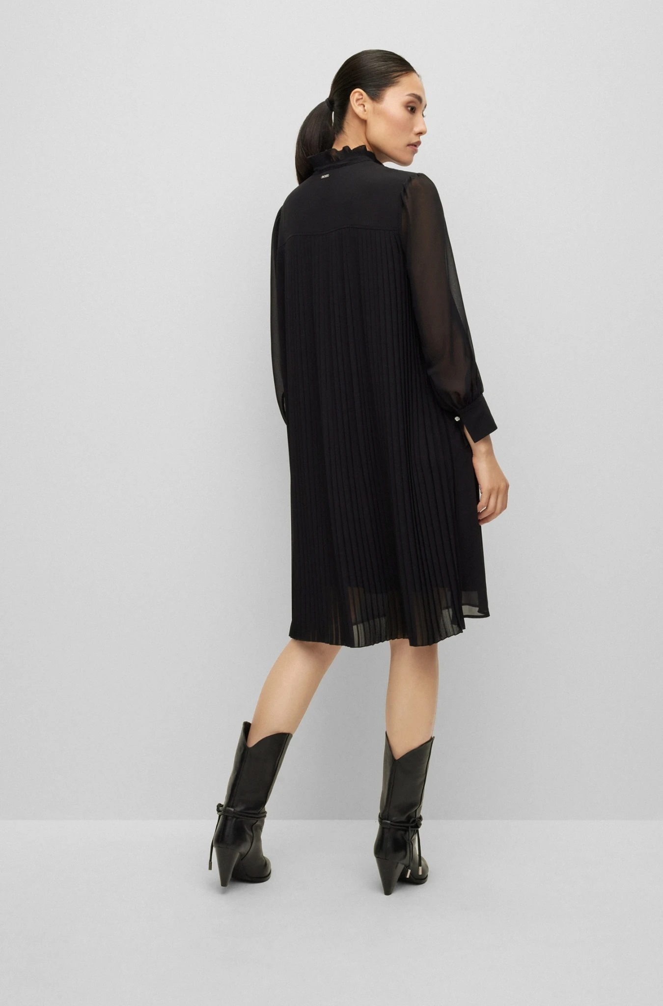 Boss Dijuna Relaxed-Fit Kleid Mit Plissee-Rückseite Und Rüschenkragen 10676366 2 Boss Dijuna Relaxed-Fit Kleid Mit Plissee-Rückseite Und Rüschenkragen 10676366 – Bild 2