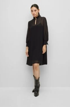 Boss Dijuna Relaxed-Fit Kleid Mit Plissee-Rückseite Und Rüschenkragen 10676366 5 Boss Dijuna Relaxed-Fit Kleid Mit Plissee-Rückseite Und Rüschenkragen 10676366 -Woehrl Populaire Boutique BOSS Womensw PreSpring 23 001 50483720 3