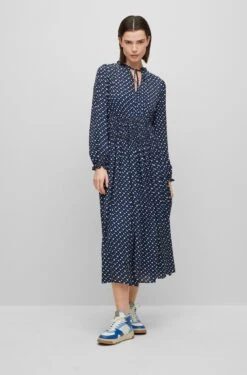 Boss Langarm-Kleid Mit Monogramm-Print Und Bindeband Am Ausschnitt 10680946 7 Boss Langarm-Kleid Mit Monogramm-Print Und Bindeband Am Ausschnitt 10680946 -Woehrl Populaire Boutique BOSS Womensw SpringSummer 23 972 50489738 4