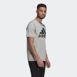 Adidas T-Shirt 1/2 Arm 10639895 11 Adidas T-Shirt 1/2 Arm 10639895 -Woehrl Populaire Boutique GK9123 APP on model walking gradient