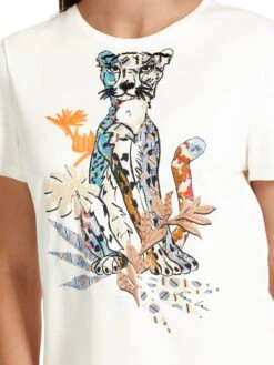 Marc Cain T-Shirt Mit Tiger-Applikation 10725070 8 Marc Cain T-Shirt Mit Tiger-Applikation 10725070 -Woehrl Populaire Boutique Marc Cain Co HerbstWinter 2023 110 VC4832J49 4