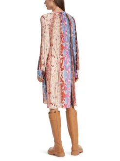 Marc Cain Plissiertes Kleid Rethink Together 10725081 9 Marc Cain Plissiertes Kleid Rethink Together 10725081 -Woehrl Populaire Boutique Marc Cain Co HerbstWinter 2023 321 VC2114W41 3