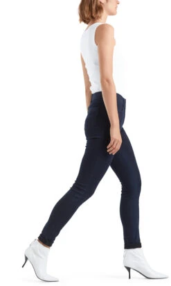 Marc Cain Tanktop Aus Feinripp 10251986 7 Marc Cain Tanktop Aus Feinripp 10251986 -Woehrl Populaire Boutique Marc Cain Es No Season 100 E6125J50 4