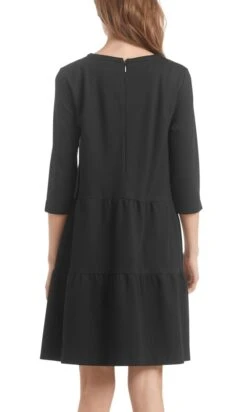 Marc Cain Jerseykleid Mit Stufenvolants 10680966 9 Marc Cain Jerseykleid Mit Stufenvolants 10680966 -Woehrl Populaire Boutique Marc Cain Es no season 900 E2101J24 3