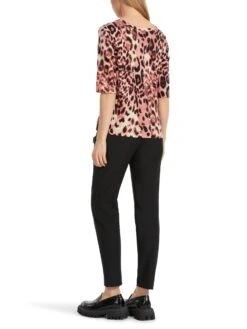 Marc Cain Baumwollripp-Shirt Mit Leo-Print 10725369 -Woehrl Populaire Boutique Marc Cain Sp HerbstWinter 2023 278 VS4825J08 3