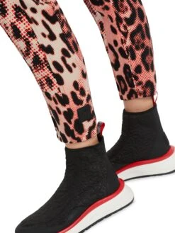 Marc Cain Bleistifthose SOFIA Mit Leo-Print 10725373 -Woehrl Populaire Boutique Marc Cain Sp HerbstWinter 2023 278 VS8127J07 4