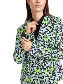 Marc Cain Taillierter Blazer Mit Allover-Print 10725385 11 Marc Cain Taillierter Blazer Mit Allover-Print 10725385 -Woehrl Populaire Boutique Marc Cain Sp HerbstWinter 2023 304 VS3408J01 5