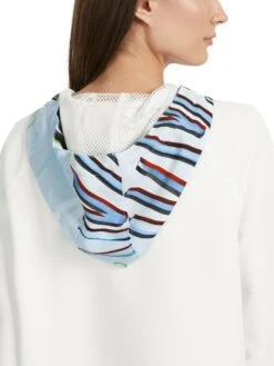 Marc Cain Sportive Bluse Aus Techno-Jersey 10725392 10 Marc Cain Sportive Bluse Aus Techno-Jersey 10725392 -Woehrl Populaire Boutique Marc Cain Sp HerbstWinter 2023 304 VS5502W01 4