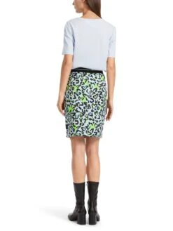 Marc Cain Schmaler Minirock Mit Graffitti-Print 10725393 -Woehrl Populaire Boutique Marc Cain Sp HerbstWinter 2023 304 VS7130J01 3