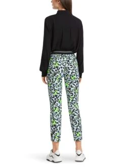 Marc Cain Schmale Hose SOFIA Mit Allover-Print 10725394 9 Marc Cain Schmale Hose SOFIA Mit Allover-Print 10725394 -Woehrl Populaire Boutique Marc Cain Sp HerbstWinter 2023 304 VS8127J01 3