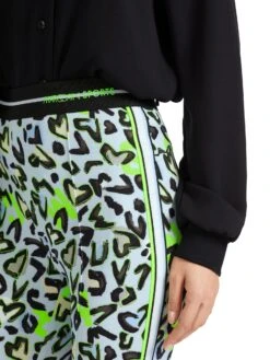 Marc Cain Schmale Hose SOFIA Mit Allover-Print 10725394 10 Marc Cain Schmale Hose SOFIA Mit Allover-Print 10725394 -Woehrl Populaire Boutique Marc Cain Sp HerbstWinter 2023 304 VS8127J01 4