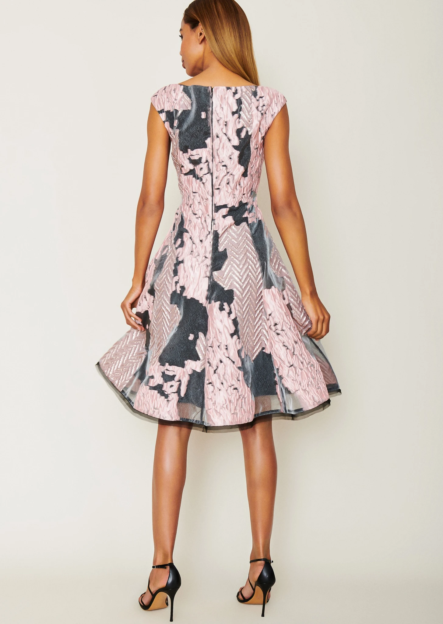 Talbot Runhof Kleid Aus Patchwork Organza Jacquard, Farbe Marble Rosa 10649018 3 Talbot Runhof Kleid Aus Patchwork Organza Jacquard, Farbe Marble Rosa 10649018 – Bild 3