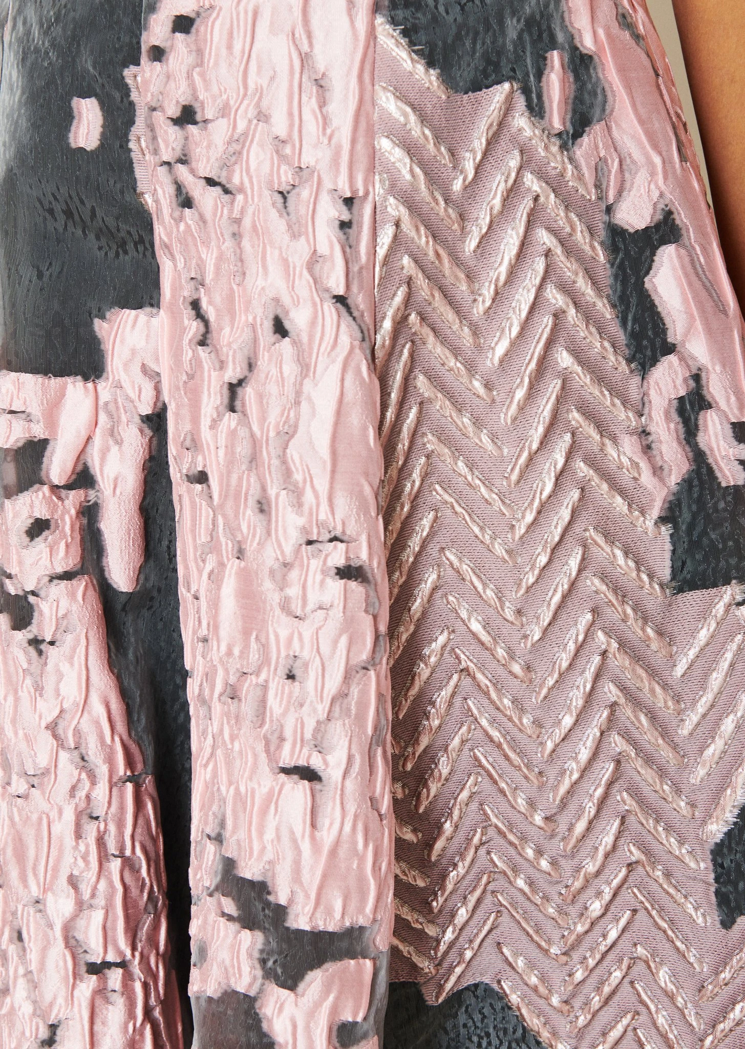 Talbot Runhof Kleid Aus Patchwork Organza Jacquard, Farbe Marble Rosa 10649018 4 Talbot Runhof Kleid Aus Patchwork Organza Jacquard, Farbe Marble Rosa 10649018 – Bild 4