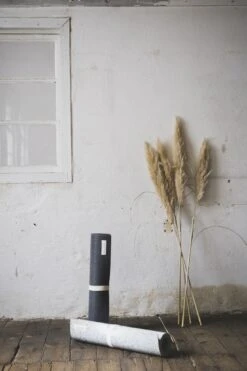 Hejhej Closed-Loop Yogamatte 10677435 -Woehrl Populaire Boutique hejhej mats rather dark rather light Photo Credits Maria Bayer